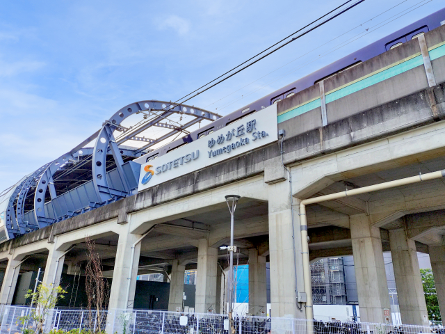 駅前の通いやすい立地です。